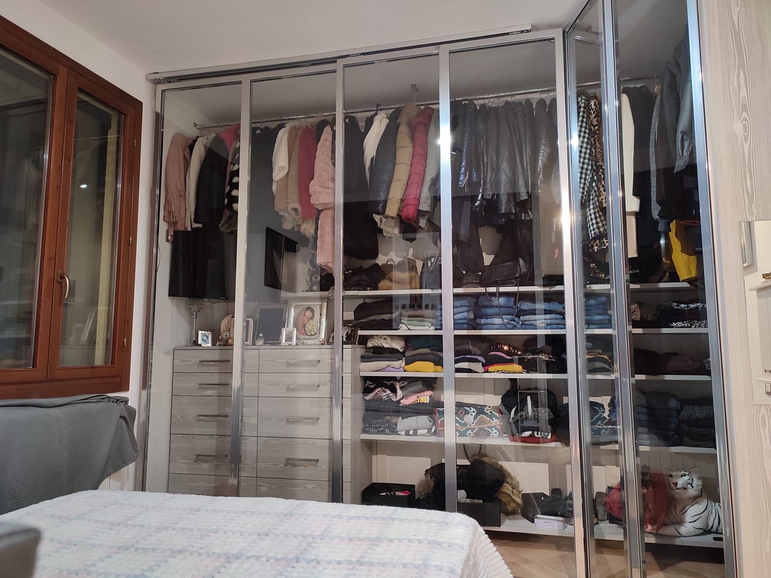 Cabina armadio a vista con profili in acciaio