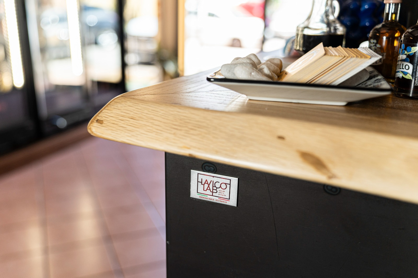 Arredo in stile industrial per la trattoria Anticagrama di Modena