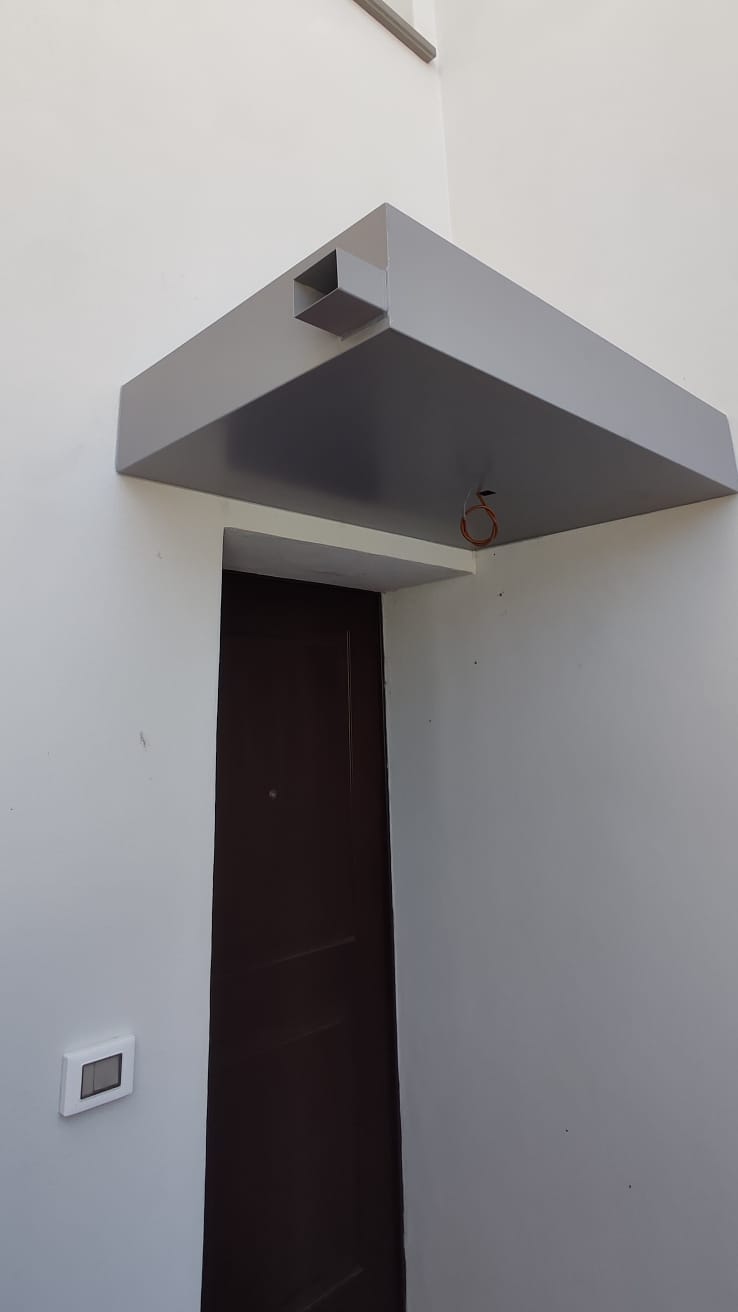 Pensilina moderna con scolo integrato