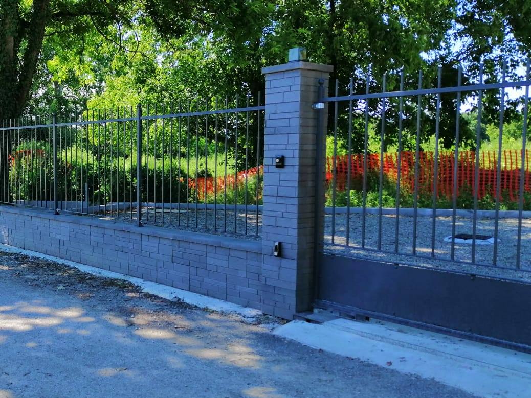 Recinzione e cancellate in ferro battuto per questa casa in campagna