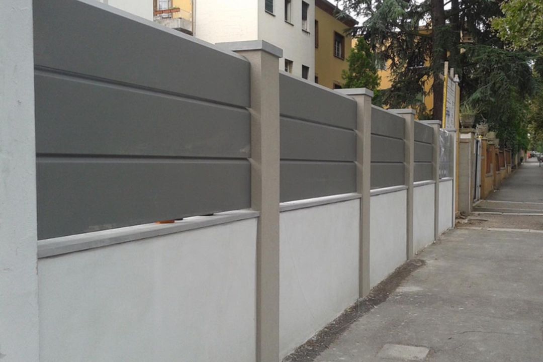 Recinzione con fasce di alluminio